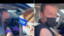 Arnold Schwarzenegger é vacinado contra a covid-19