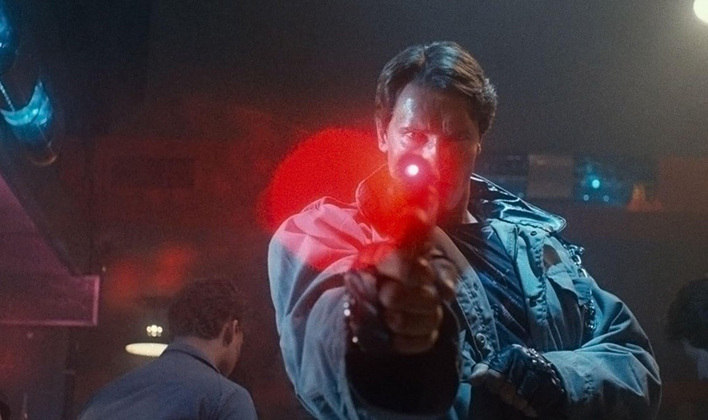 Arnold Schwarzenegger, de ‘O Predador’, faz o protagonista, um personagem com partes robóticas e humanas. Ele viaja de 2029 para 1984 e tenta se infiltrar entre os seres humanos para exterminar Sarah Connor, papel de Linda Hamilton, mãe de um rebelde predestinado para derrotar as máquinas no futuro