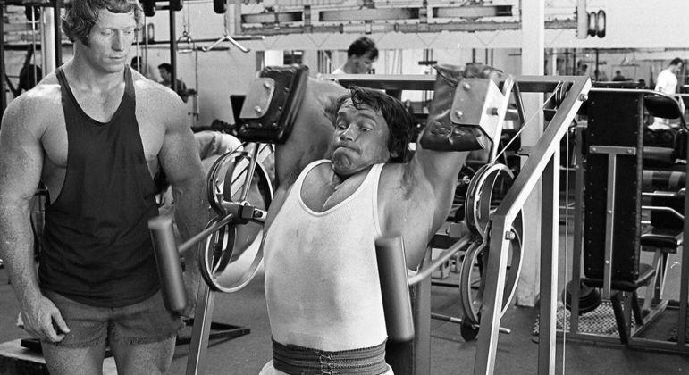 Schwarzenegger fez carreira no fisiculturismo antes de se tornar um astro do cinema. O ator e ex-governador da Califórnia recebeu o título de Mister Universo, em 1967, com apenas 20 anos de idade