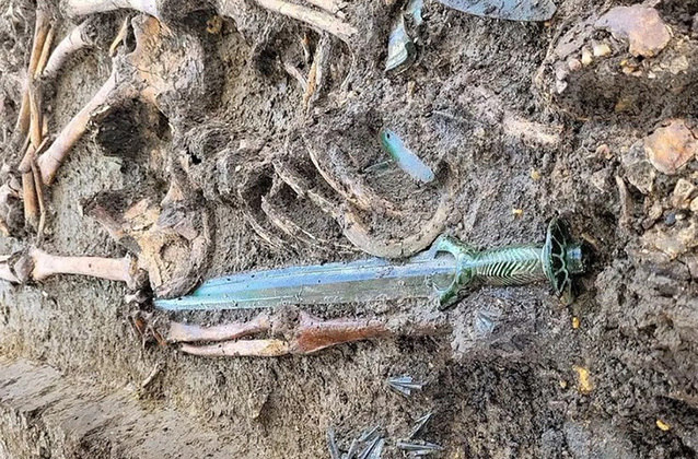Arqueólogos descobriram uma espada de três mil anos em um cemitério da Alemanha, na semana passada. Os pesquisadores identificaram que o artigo é da Idade do Bronze