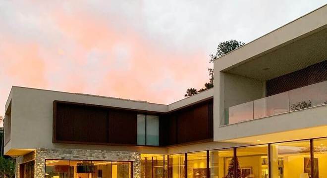 arquitetura moderna para casa em l grande com piscina