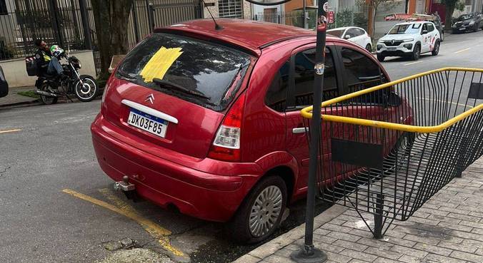 Antes da remoção, prefeitura consulta PM e Detran para descobrir se o veículo é roubado