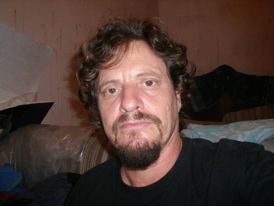 Brigas políticas já culminaram em algumas tragédias no decorrer das décadas. No ano passado, um eleitor do PT matou o amigo, que era a favor do ex-presidente Bolsonaro, com facadas, em Itanhaém, no litoral de São Paulo. Outra caso de briga política que ganhou repercussão no ano passado foi o assassinato de um eleitor do então candidato Luiz Inácio Lula da Silva durante uma festa de aniversário em Foz do Iguaçu. O crime foi cometido por um eleitor bolsonarista