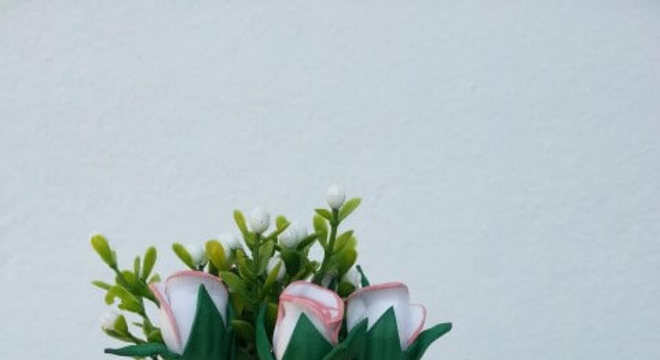 Arranjo com flores de EVA e regador cor de rosa
