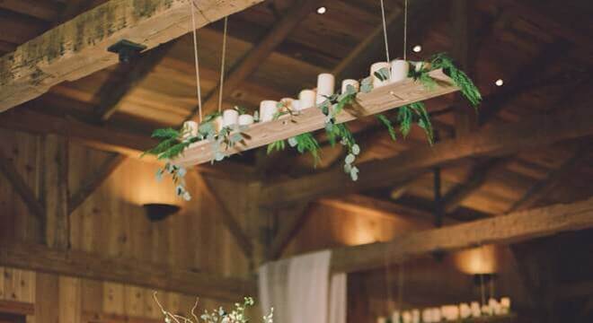 arranjo com folhagens para casamento no campo