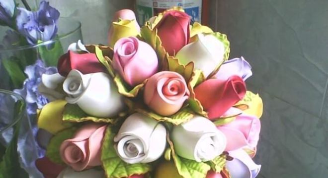 Arranjo com rosas de EVA em cores diversas