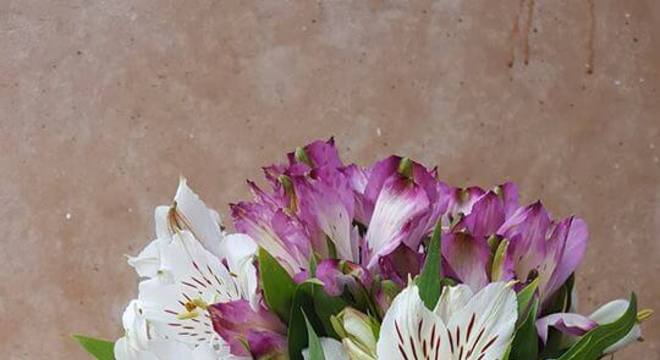 Arranjo de astromélia lilás e branca