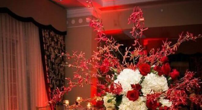 arranjo de flores brancas e vermelhas para decoração de casamento Foto Viva la Rosa