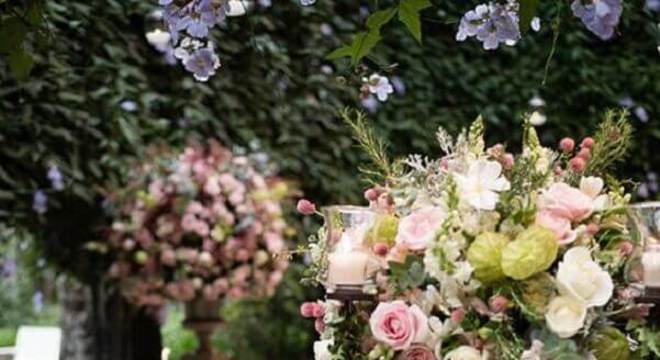 arranjo de flores e folhagens festa de casamento no campo 