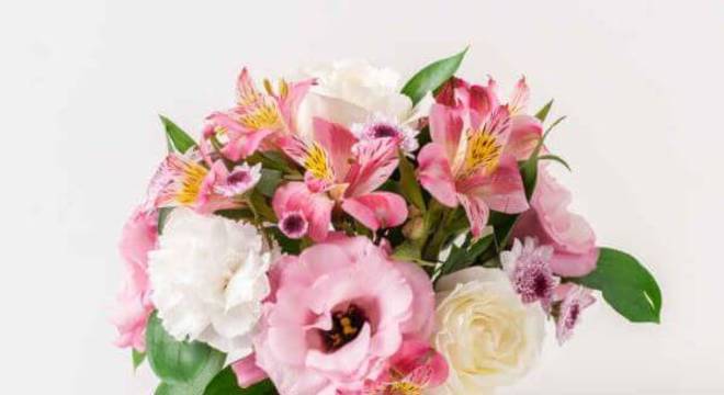 Arranjo de flores para casa com astromélias