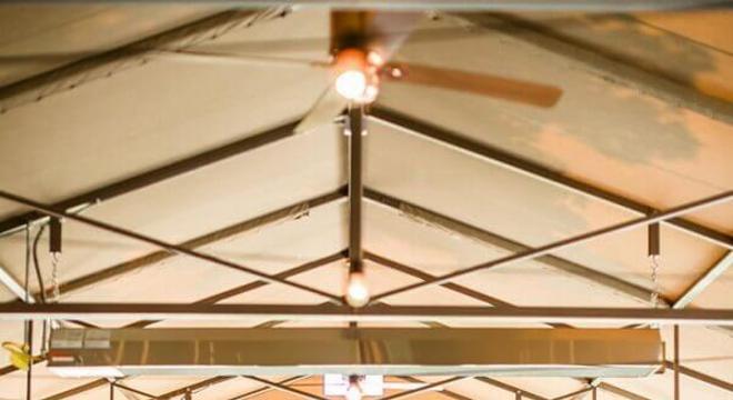 arranjo de flores para cerimonia de casamento no campo 