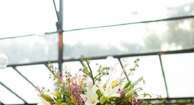 arranjo de flores para festa de casamento ao ar livre