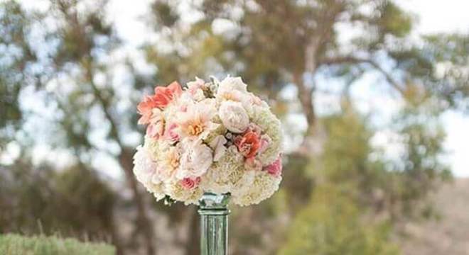 arranjo de rosas para mesa de mini wedding 