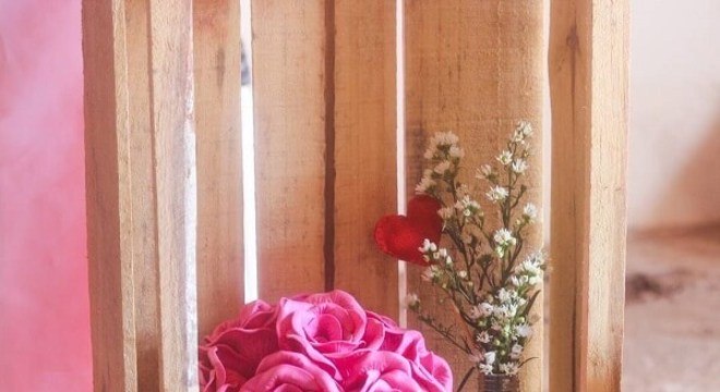 Arranjo delicado feito com flores de EVA rosa