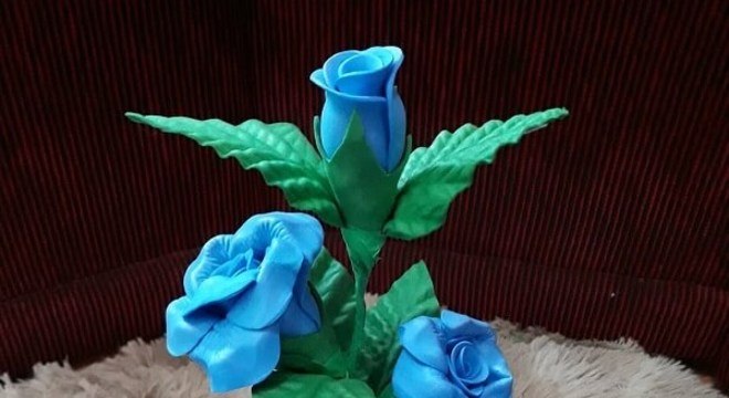 Arranjo feito com flores de EVA em tom azul