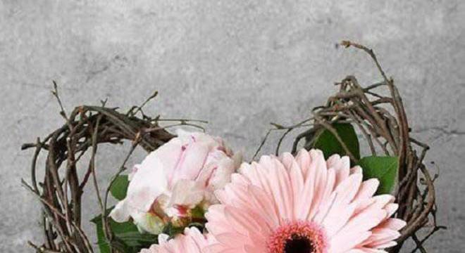 Arranjo romântico formado com flores de gérbera