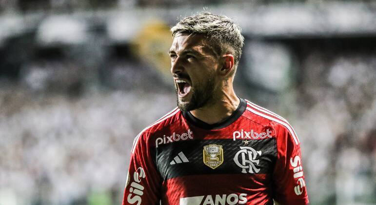 Depois de fazer um golaço de falta contra o Atlético-MG, na vitória por 2 a 1 sobre o Flamengo, no sábado (29), Arrascaeta não só ajudou o Rubro-Negro a se aproximar do líder Botafogo, ele também passou a integrar uma lista importante: a de estrangeiros que conseguiram fazer 50 gols no BrasileirãoConfira abaixo os sete primeiros nomes do ranking:
