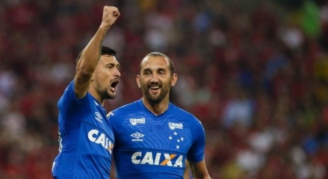 Arrascaeta, de punho ao alto, Cruzeiro 1 X 0