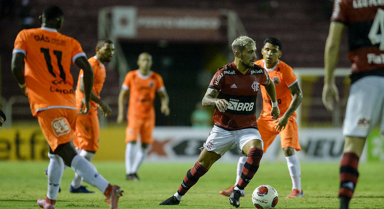 Arrascaeta, do Flamengo, em ação contra o Nova Iguaçu