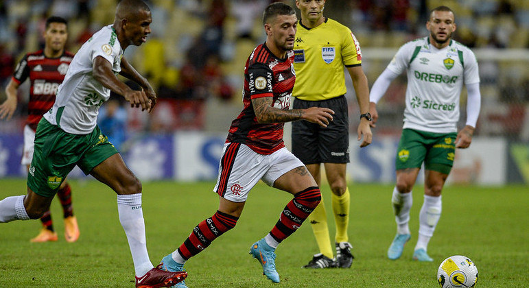 Arrascaeta durante duelo entre Flamengo e Cuiabá, pelo Brasileirão
