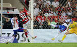 Arrascaeta chuta para marcar o segundo gol do Flamengo contra o Fortaleza no Brasileirão