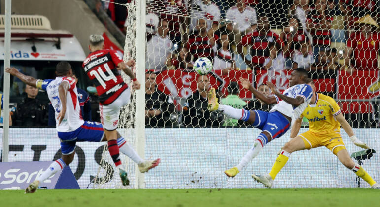 Arrascaeta chuta para marcar o segundo gol do Flamengo contra o Fortaleza no Brasileirão