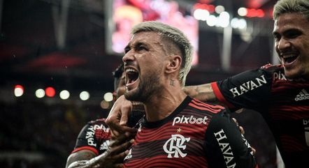 Arrascaeta comemora gol marcado pelo Flamengo