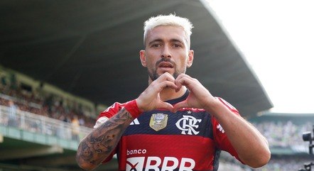 Arrascaeta comemorando o gol pelo Flamengo