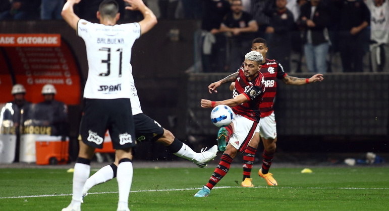 Em Itaquera, Corinthians é dominado pelo Flamengo e perde por 2 a 0