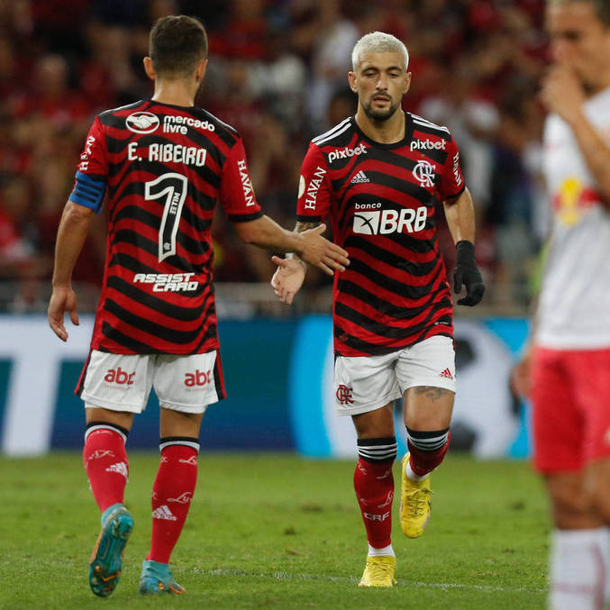 Arrascaeta cumprimenta Everton Ribeiro após gol do Flamengo