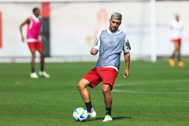 Arrascaeta durante treino do Flamengo