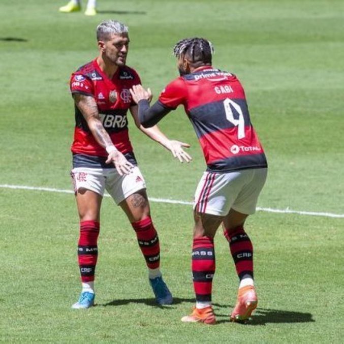 Arrascaeta e Gabigol comemoram gol do Flamengo na temporada