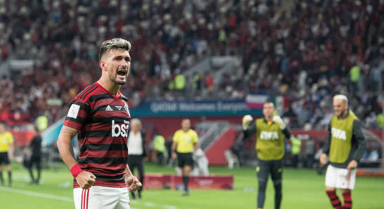 Flamengo oficializa renovação de Arrascaeta
