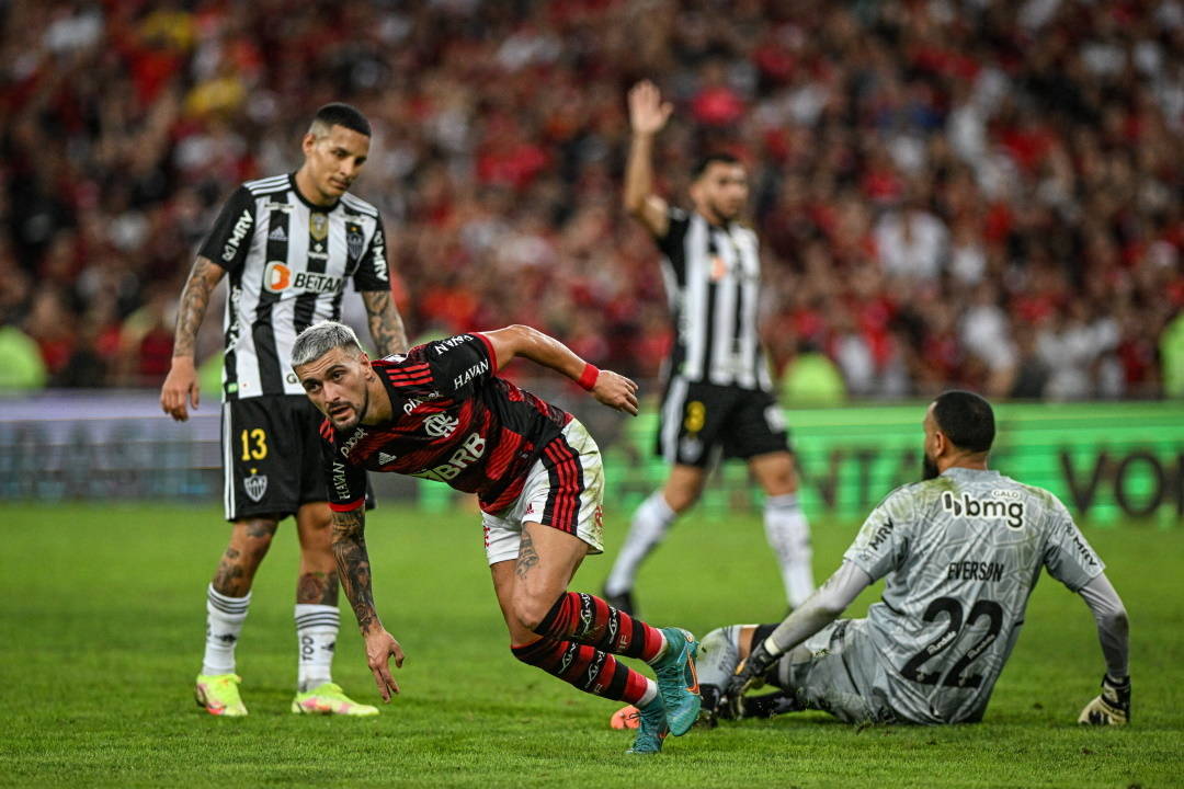 O uruguaio Arrascaeta se aproveitou de duas assistências de Pedro. Flamengo classificado