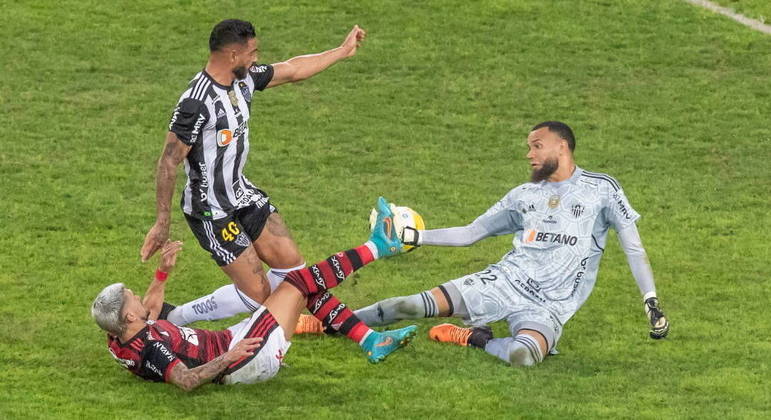 Arrascaeta marcou, de carrinho, o primeiro gol do Flamengo