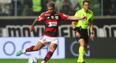 Arrascaeta marcou o primeiro gol de falta do Flamengo desde fevereiro de 2022