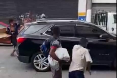 Ataque a veículos no meio da rua no centro de SP