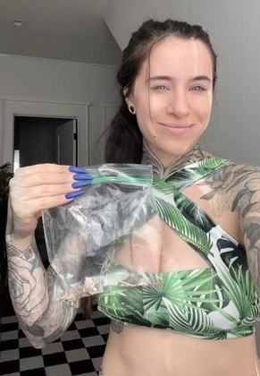 Segundo Rebekka, apenas com esse tipo de item, ela ganha mais de US$ 2.000 (R$ 10 mil, na cotação atual)CONTINUE POR AQUI: Tem até Wi-Fi: jovem mostra como está a caverna que constrói há 8 anos, após brigar com os pais