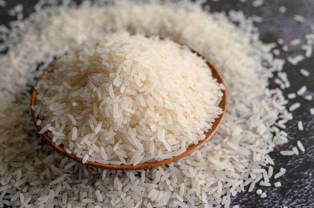 Arroz branco O arroz branco é um alimento seco que pode durar anos se armazenado adequadamente em um recipiente hermético e em local fresco e seco