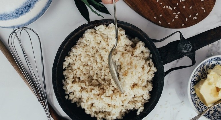 Cozinhar arroz com óleo de coco e depois congelar ajuda a reduzir calorias?