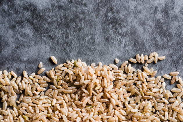 Os alimentos integrais também são uma importante fonte de fibras, de acordo com a nutricionista.O arroz integral, o pão integral ou o macarrão integral adicionados à rotina alimentar podem ajudar na prevenção de problemas relacionados à prisão de ventre, como dor de barriga, cólica e distensão abdominal.  “A versão integral desses alimentos possui fibras tanto solúveis quanto insolúveis, então vai ajudar na promoção da saciedade por mais tempo, além também de aumentar o volume das fezes e facilitar a evacuação, deixando as fezes mais macias”, explica Thaís 