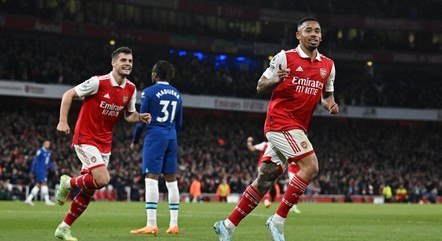 Gabriel Jesus comemora o terceiro gol do Arsenal
