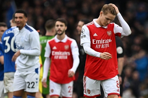 Na Inglaterra, o líder Arsenal tropeçou contra o Everton, fora de casa, e perdeu por 1 a 0. Tarkowski, de cabeça, fez para os mandantes