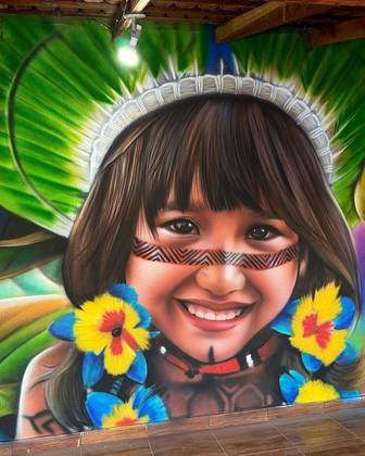 O artista já realizou uma arte inspirada em crianças indígenas, como esse mural em Guapó, outro município de Goiás. Ele tem intervenções também em cidades como Goiânia e Anápolis