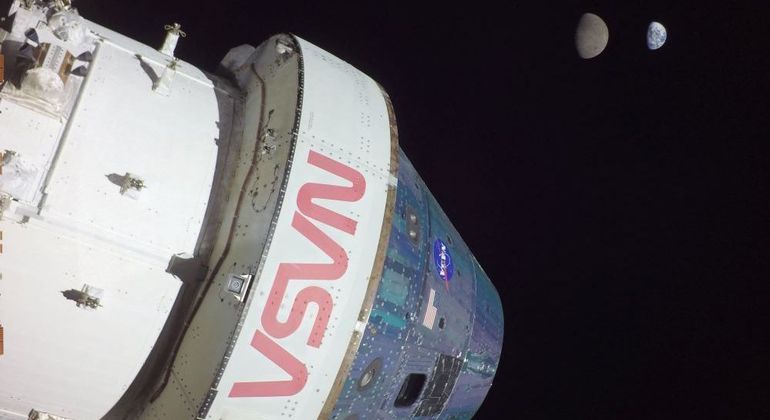 Foto feita pela Orion no final de novembro mostrando a Lua e a Terra