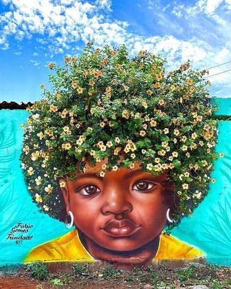 Fábio, que possui cerca de 400 mil seguidores nas redes sociais, costuma pintar, principalmente, crianças e mulheres negras, usando árvores e plantas como complemento das obras
