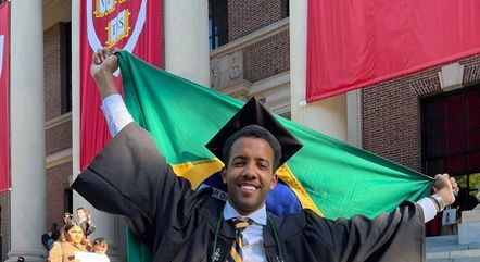 Arthur é o 1º negro a se graduar na universidade 
