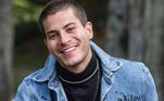 Arthur Aguiar estraga chá revelação de Viih Tube e EliezerO ator acabou com a surpresa ao postar um vídeo em suas redes sociais dizendo que viu a cor rosa refletindo nos baldes que iriam revelar o sexo da criança. Depois disso, Arthur começou a ser atacado nas redes sociais e resolveu se pronunciar. ''Várias pessoas postaram, mas vão falar de quem? De mim. É bem melhor falar de mim'', afirmou.
