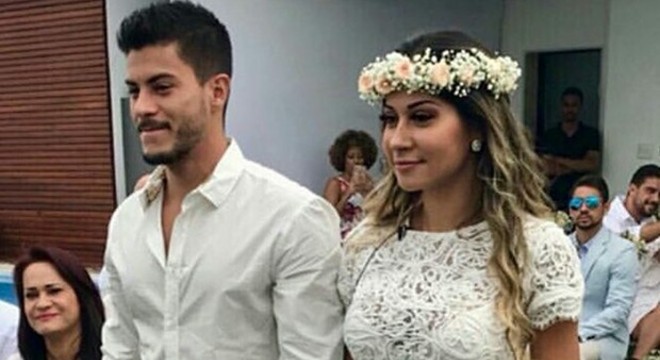 Arthur Aguiar e Mayra Cardi durante casamento surpresa preparado pela influenciadora