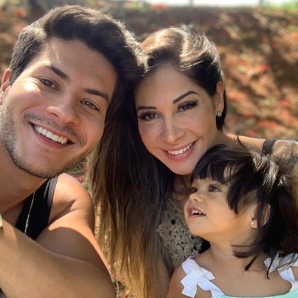 Maíra Cardi e Arthur Aguiar começaram a se relacionar em 2017. Tudo parecia bem, até que em 2020 a coach anunciou nas redes sociais que descobriu 16 traições do marido. Na época, ela publicou relatos das amantes do ator e disse que o ex-marido era abusivo. Após 10 meses separados e mais de 50 traições descobertas por parte do artista, a influenciadora decidiu perdoar o parceiro e retomar o relacionamento. Eles chegaram a se separar novamente oito dias depois, mas em outubro de 2021 Maíra resolveu dar mais uma chance para Arthur. Os dois continuaram juntos até o último dia 6, quando anunciaram mais uma separação, dessa vez em busca de um 